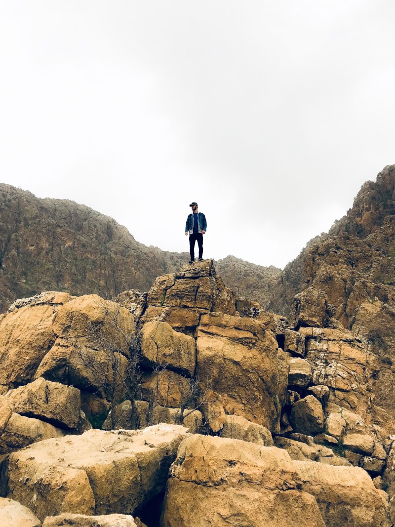 Une person at the top of a rock